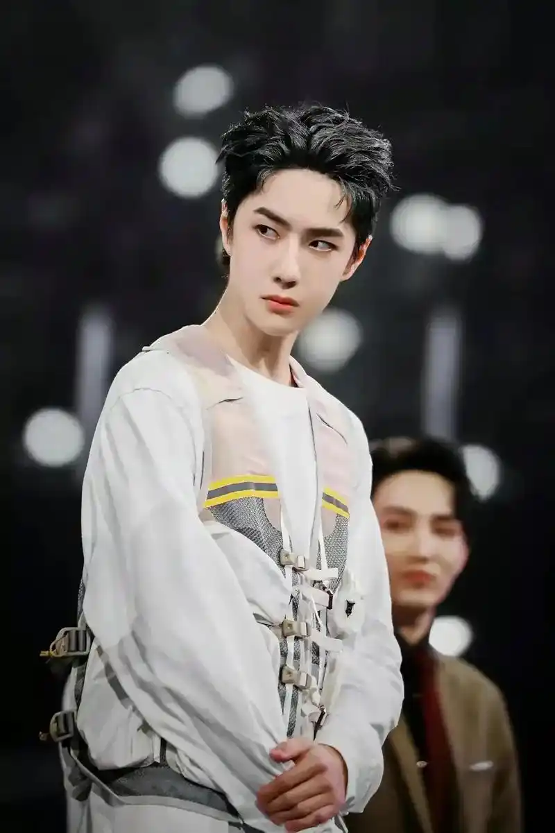 王一博虽然不是很帅,但是街舞跳的是真帅,这么高难度都能完成! - 抖音