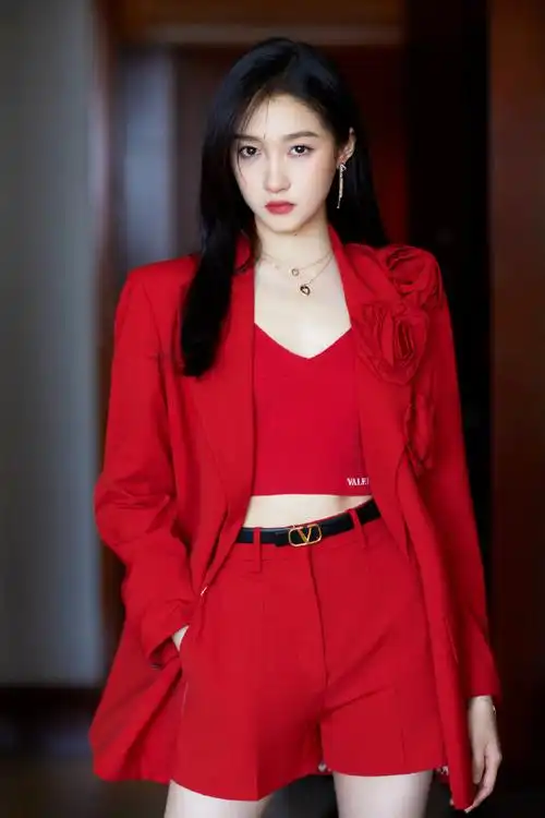 关晓彤湾区秋晚中国红礼服