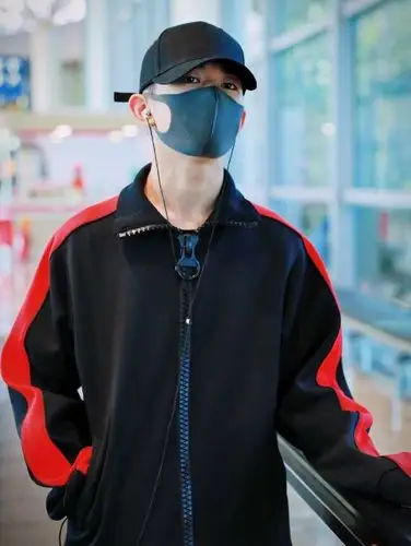 易烊千玺戴口罩出行,解锁戴口罩新姿势,网友:满满的大佬风格!