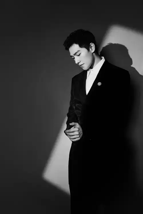 杨洋黑色复古西服酷帅写真图片69