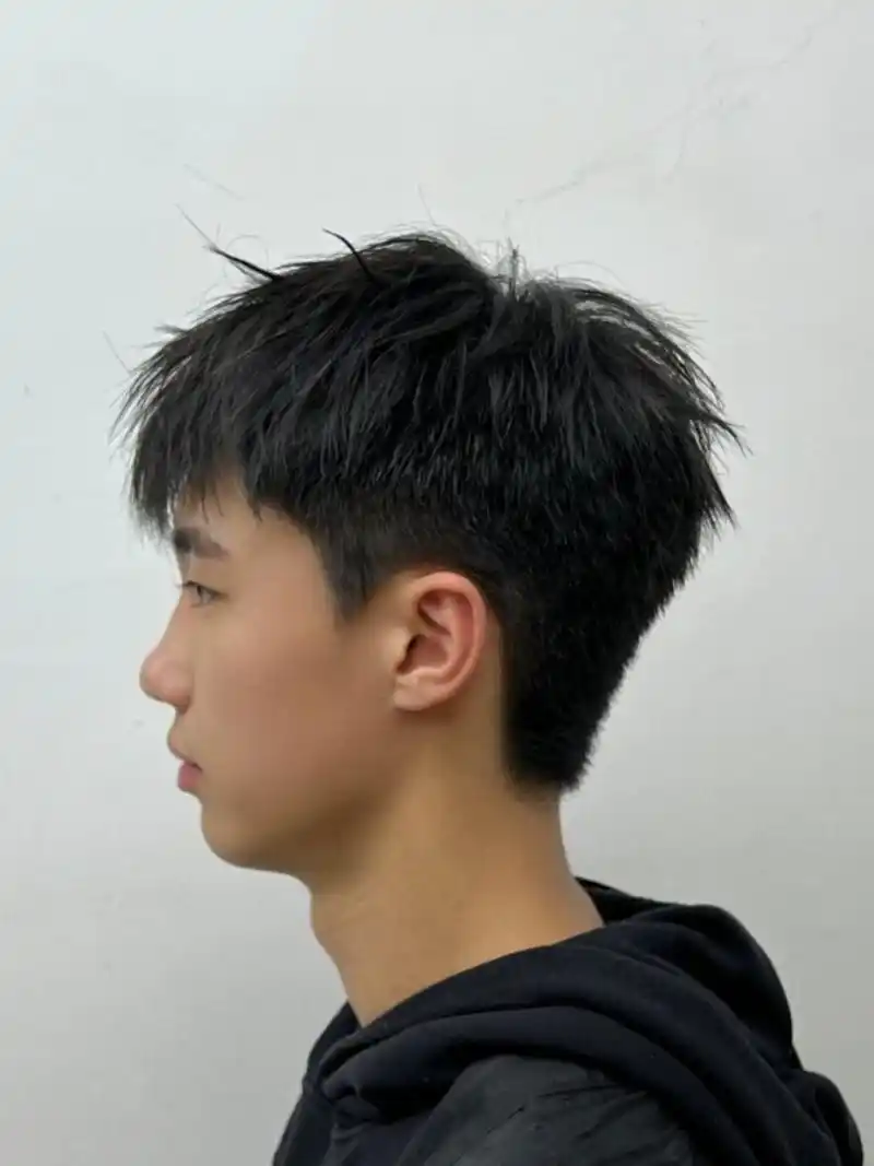 这款发型既干净利落,又具有时尚感,为少年们的日常生活增添了无限