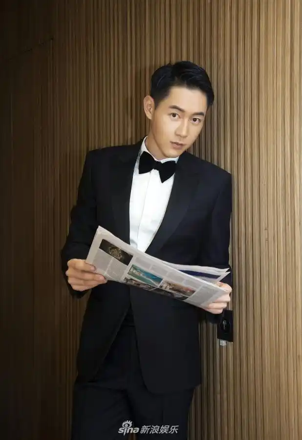 组图:陈正飞深色西装出席活动 简约大气型男范十足