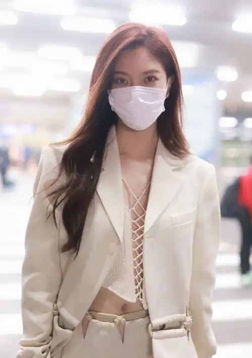 cecilia宋妍霏 现身上海机场,身穿dion lee米色解构绳子拼接西服套装