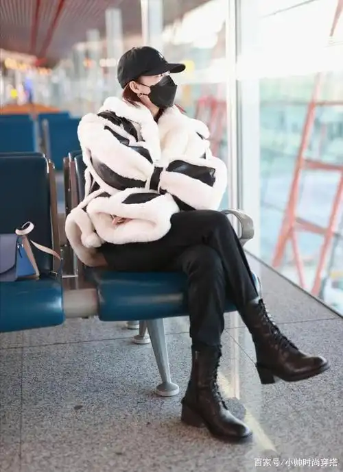 李沁机场时尚大片,皮毛一体外套搭配黑色休闲裤保暖到位