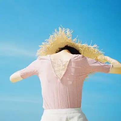 果核宇宙鱼生粉浅冰蓝后背v领绑带修身中袖t恤简约露背