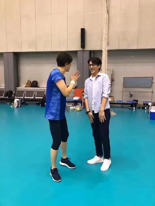 靳东身高多少1米83靳东与2米袁心玥同框