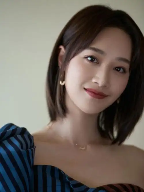 蓝盈莹的鼻子和脸一点也不和谐