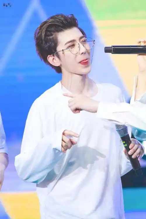 蔡徐坤害羞时的3个表现最后一个太可爱了