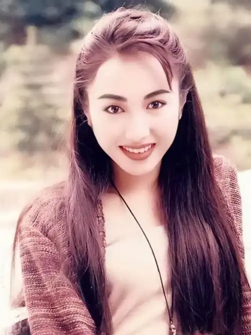 不过我认为黎姿的美貌认可度并没有张柏芝的高,她有个明显的颜值bug