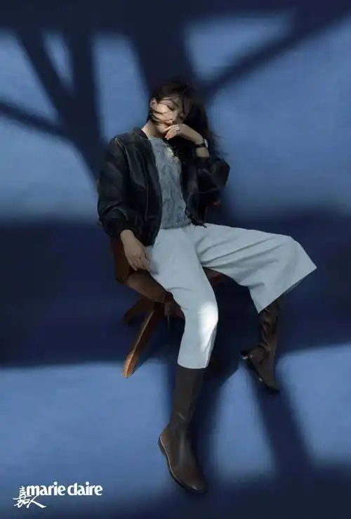 这样黑白配的混搭,酷拽有型,阔腿裤搭配短款皮夹克,再穿上一双长筒靴