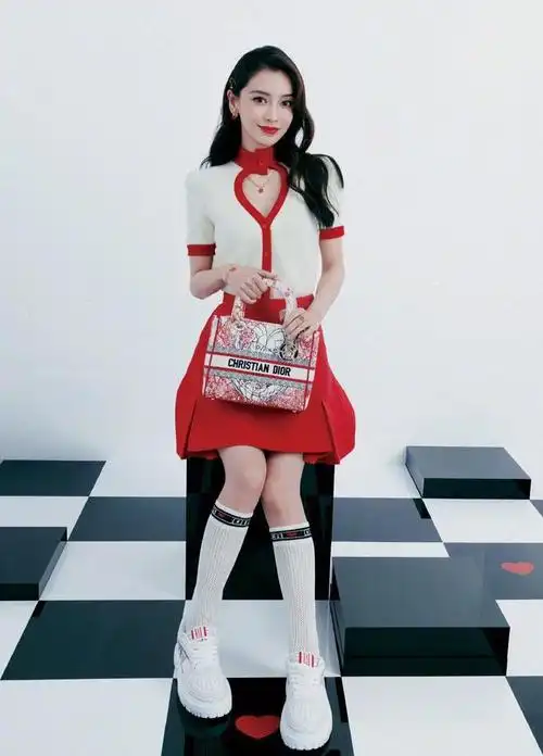 整体的穿搭都遵循着一个色系的选择,裸粉色看着温暖又有力量,是任何一