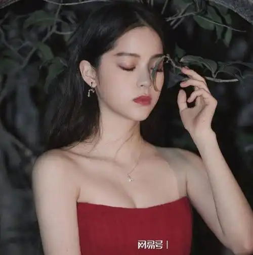 欧阳娜娜真敢穿低领口着实吸睛窈窕少女青春洋溢