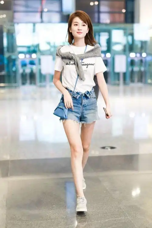 乔欣为赶时髦真拼用毛衫当披肩真个性短裤不好好系扣更抢镜