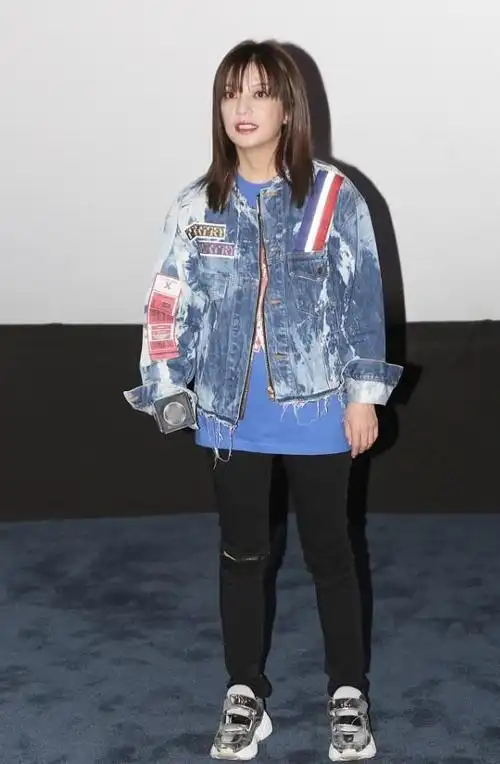 赵薇又不按常理出牌拼接外套太有个性就是看着有点显胖