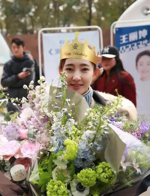 王丽坤生日派对与粉丝互动被刷屏节目组贴心办派对