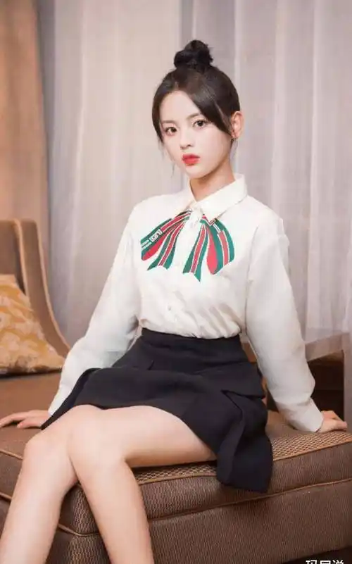 杨超越17岁面试照被疯传,穿搭是这样式的,难怪她能c位出道_因为_短裙