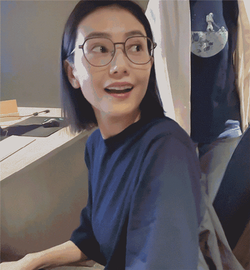 41岁高圆圆冻龄素颜太牛了!素色短袖配草帽,莞尔一笑重回20岁?