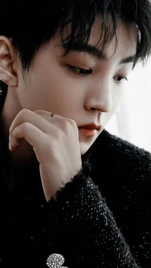 王俊凯银色v领内搭##王俊凯##王俊凯2024凯启甲辰##从开始到未来种