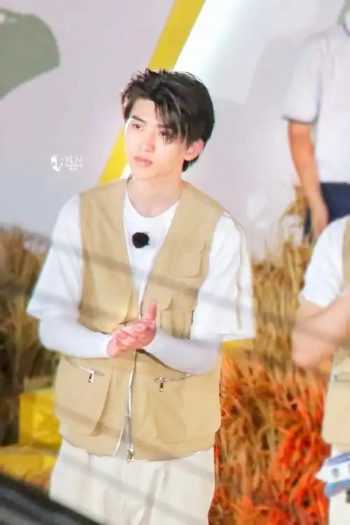 蔡徐坤超话#奔跑吧蔡徐坤#三亚大帅哥@蔡徐坤修图:小九前线:珊姐