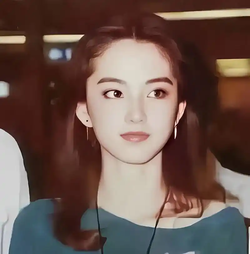 一张令人惊艳的林青霞年轻时的老照片,当时的她纯净如水,英气十足,不