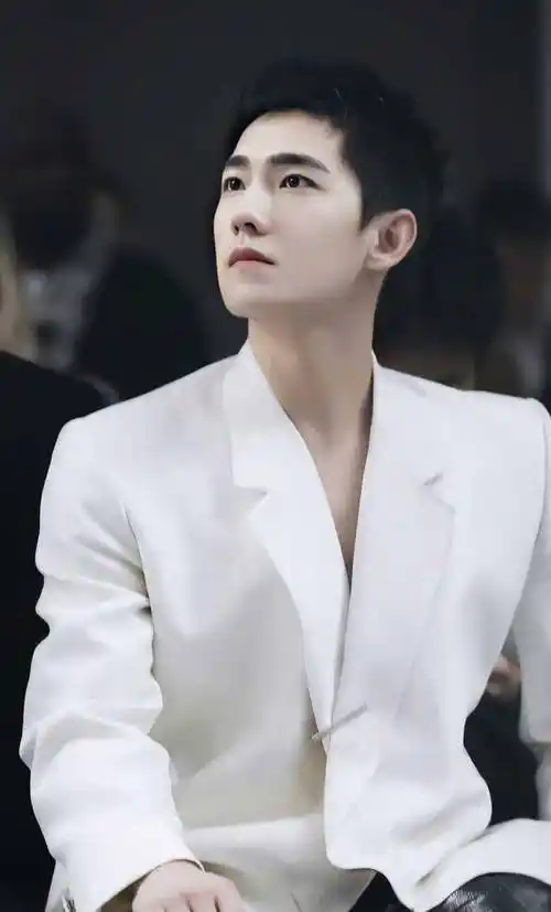 杨洋复古黑白格纹西装上阵拍摄,冷眸俊眉撩人心!