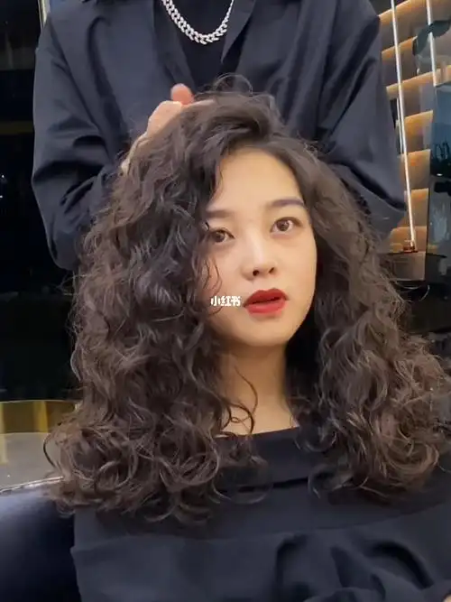 头发包脸的港风复古卷发73昆明法式芭比卷