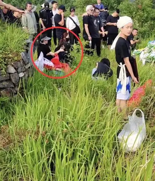 毕夏在张恒远墓地前大哭照片曝光精神崩溃瘫软在地好友曝近况
