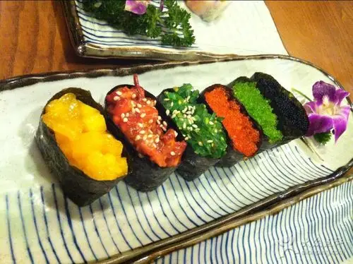 军舰拼盘:6种不同的握寿司,包括红,绿,黑三种颜色的鱼籽寿司,很好看很