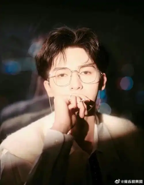 朱正廷到达华表奖现场路透##朱正廷黑西装金丝眼镜路透