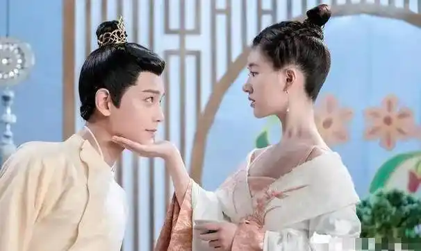 比如说在采访的时候,主持人会问他们对对方的评价,丁禹兮夸赵露思非常