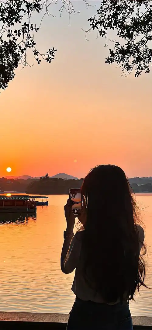 氛围感女生背影壁纸