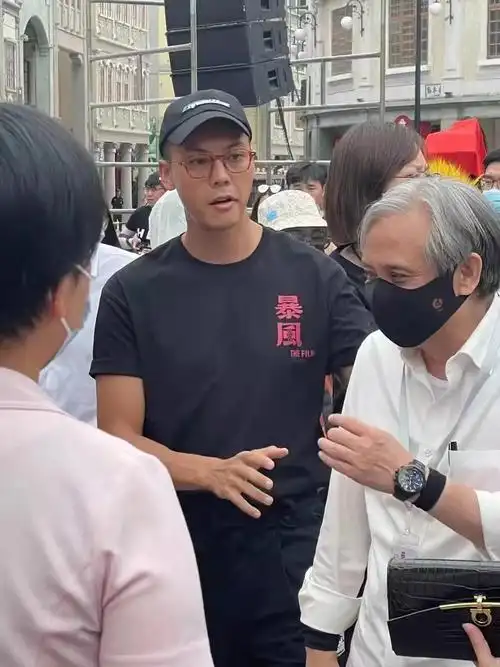 导演陈嘉上,演员陈伟霆齐齐现身引围观_故事