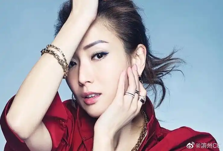 许志安出轨后,郑秀文社交网站背景图换成黑色,网友:哀悼亡夫