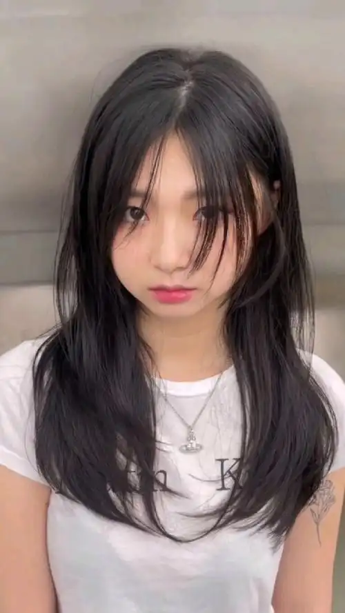 显脸小又灵动的长直碎发,适合圆脸的女生