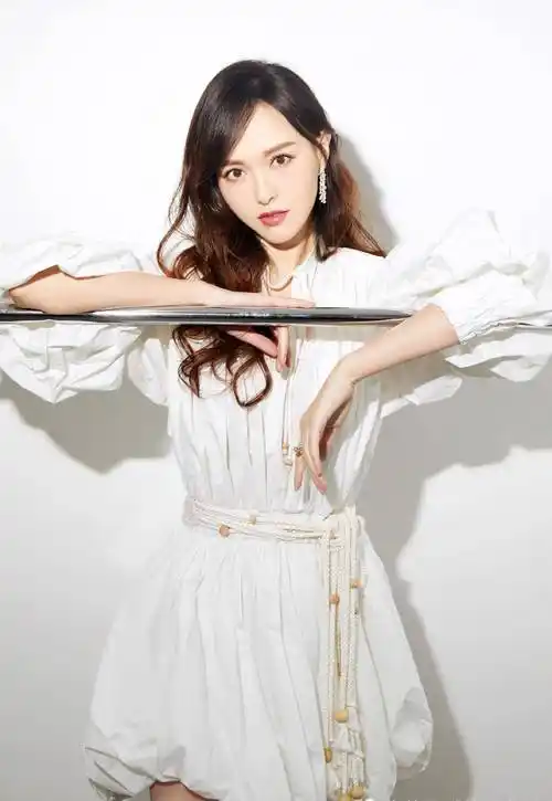 什么样的女生适合唐嫣的大波浪发型?烫头发需要注意哪些细节?