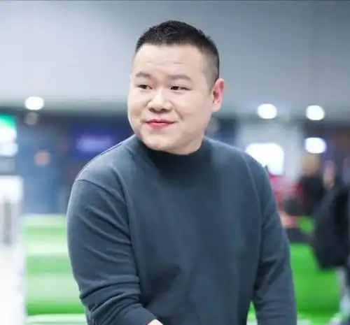 不说丑吧,只能说太丑,比一般人都丑.脸长的跟饼一样,大饼脸啊!