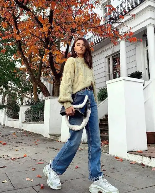 爷给大家介绍来自英国ins时尚博主chloehayward,率性欧美风的日常穿搭