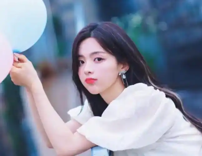 个人发展2018年4月,杨超越参加女团青春成长节目《创造101》,在总决赛