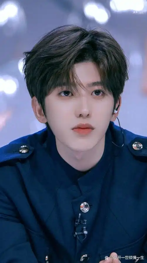 此次米兰之行,蔡徐坤更是以新潮的发型,服装,又酷又拽的表情,始终行走