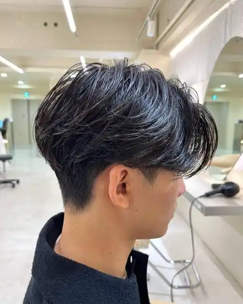 两侧铲短立体后脑勺男发,上面留长梳个分头,尽显男士时尚与帅气_发型