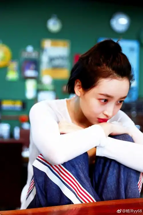 p>杨菲洋,原名杨洋,1989年6月8日出生于江西省赣州市章贡区,中国内地