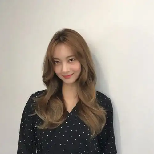 大卷烫发的长发是真很适合秋冬留,头发卷卷的,披散在肩头特别显时尚