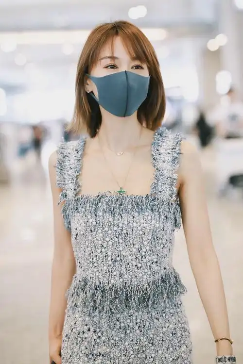 王子文轻便裙装现身机场尽显夏日清新