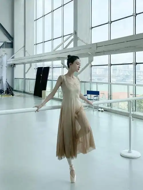 吴谨言太仙了!一袭芭蕾裙高空180°劈叉绝美,天鹅颈媲美刘诗诗