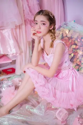 粉嫩少女性感蕾丝吊带裙私房诱人写真图片