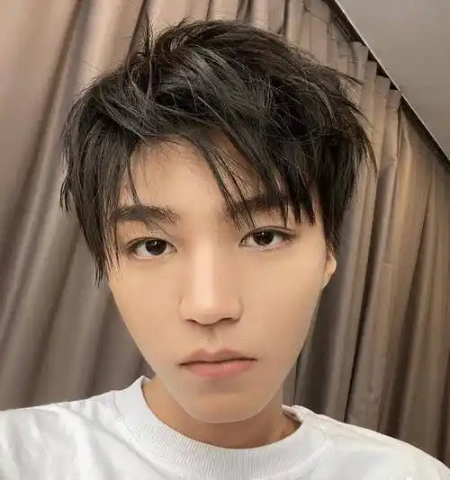 原创王俊凯晒九周年自拍仪式感与文案都没变唯独面部上多了些憔悴