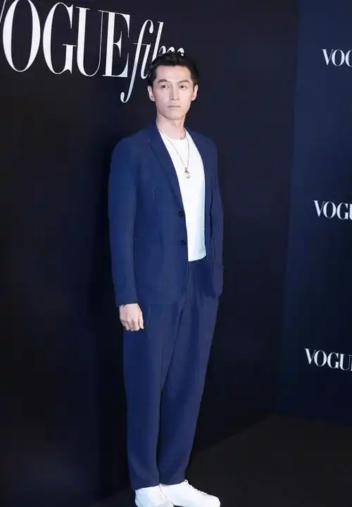 戛纳之后再聚首胡歌廖凡西装穿搭帅气有型桂纶镁连体裤很性感