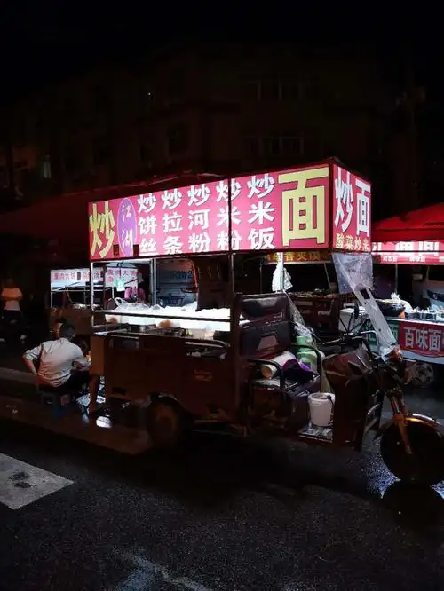 西安夜市街头摆摊人,大雨过后依然在坚持,这有你爱吃的面食吗?