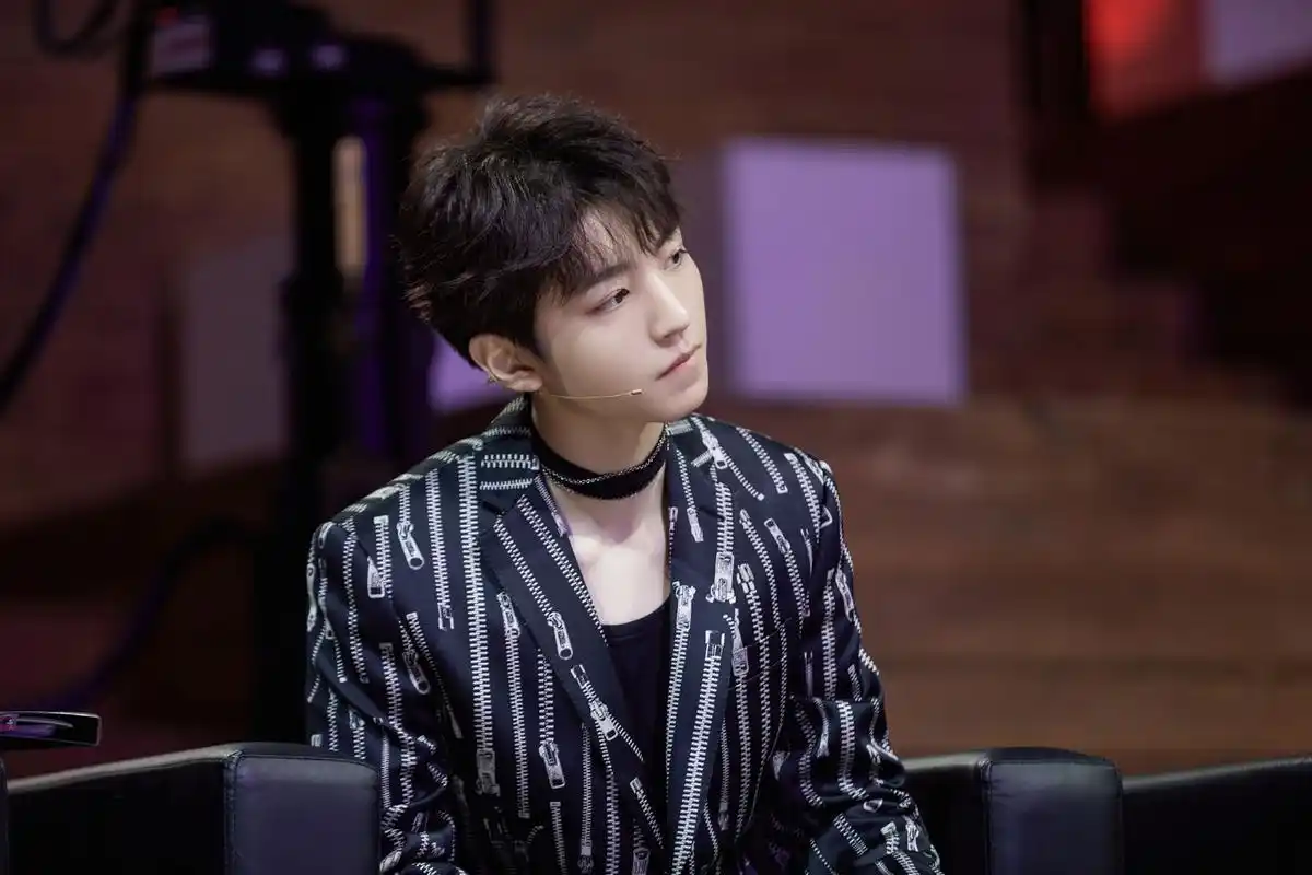 [消息]王俊凯《我们的乐队》剧照公开 西装造型衬托英气少年感