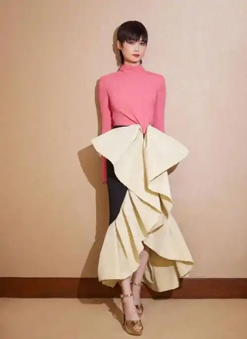 39岁李宇春终于开窍,假小子变身真少女,绿衫配短裤大秀铅笔腿_时尚